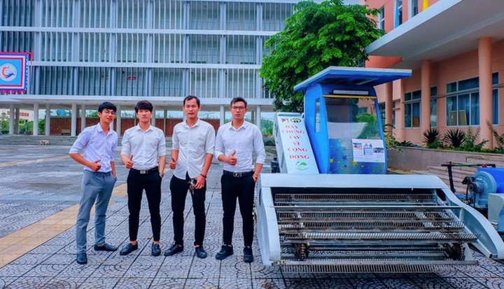 Danang students make beach litter collecting machines - 1