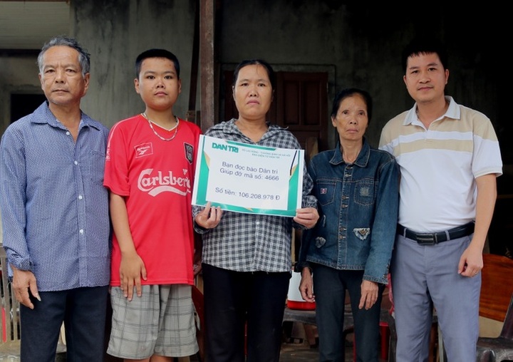 Poor Ha Tinh family receives support to treat four ill members - 1