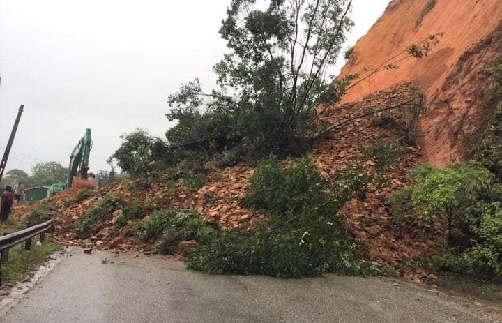 Heavy rains case landslides in Nghe An, Ha Tinh - 1