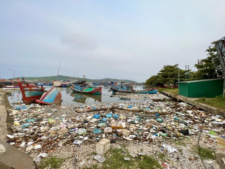 Fishing boats abandoned at Quang Ngai port - 1