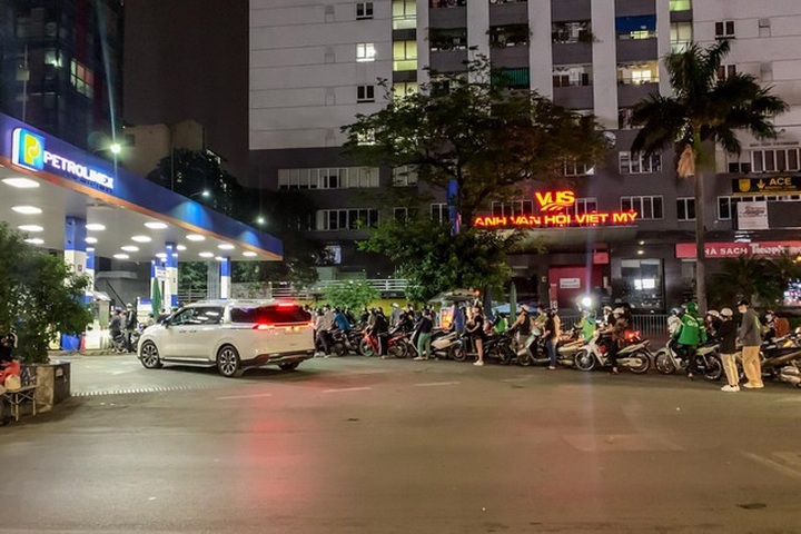 Late-night queues to buy petrol in Hanoi - 4