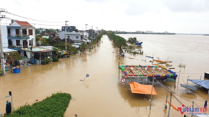 Heavy rains isolate many areas in central Vietnam - 1 Heavy rains isolate many areas in central Vietnam - 1