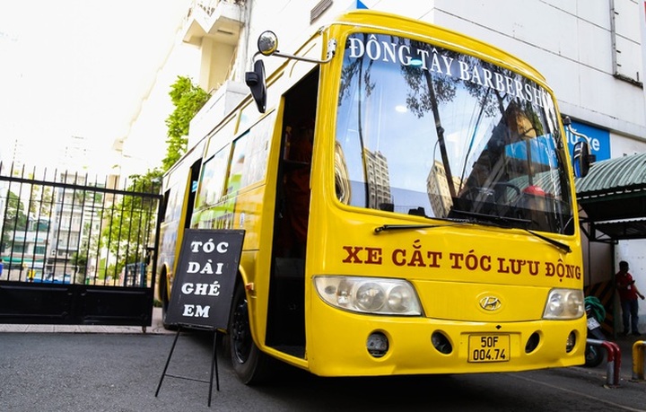 Young people support HCM City students with barber bus - 1