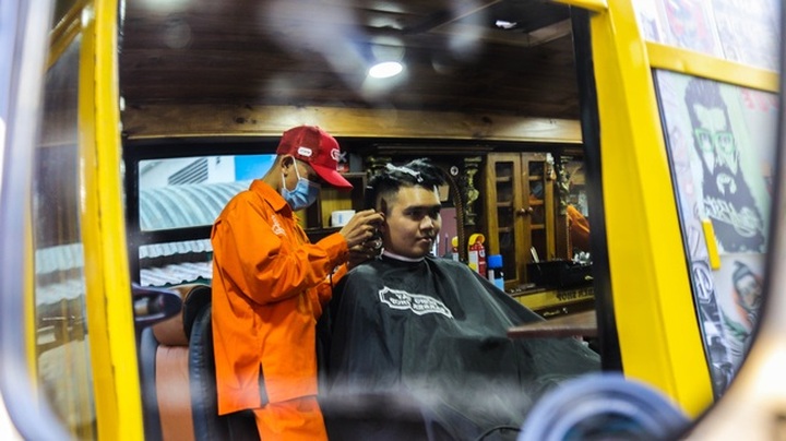 Young people support HCM City students with barber bus - 4