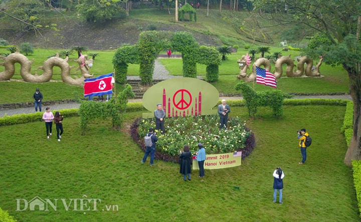 Kim and Trump statues erected at Hanoi resort - 7