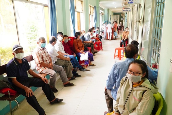 Quang Ngai public hospitals face shortage of doctors - 1 Quang Ngai public hospitals face shortage of doctors - 1