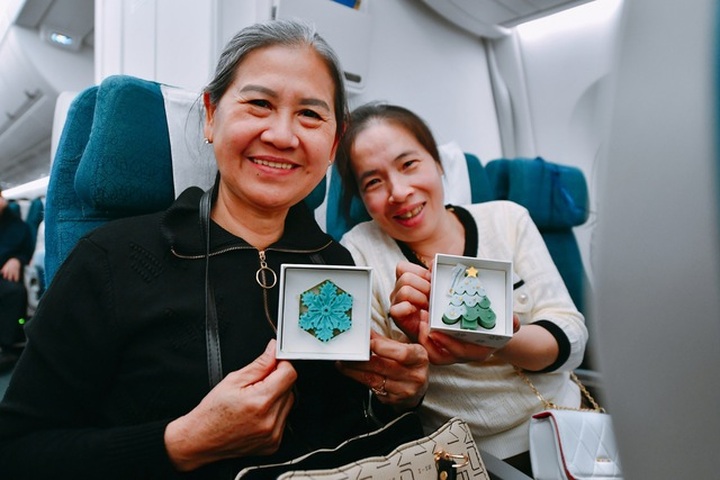 Passengers offered Christmas gifts at airport - 4