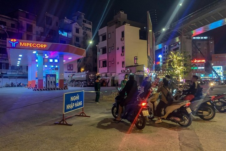Late-night queues to buy petrol in Hanoi - 8