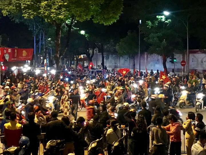 Football fans hit Hanoi streets after victory over UAE - 2