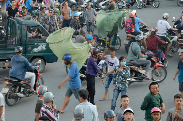 People rush to grab worship money in HCM City - 2