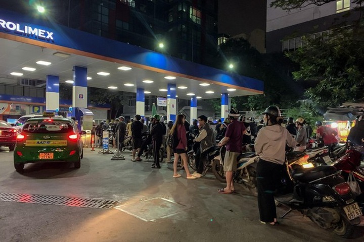 Late-night queues to buy petrol in Hanoi - 1
