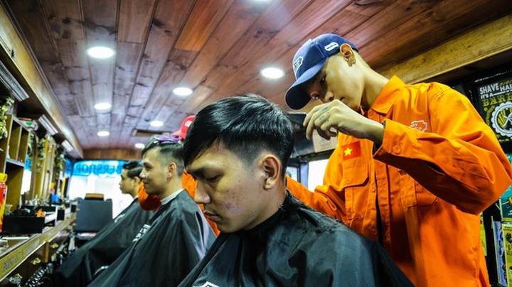 Young people support HCM City students with barber bus - 2