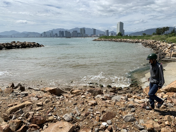 Nha Trang authorities recall encroached land from tourism project - 1