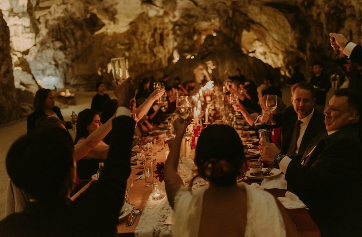 HCM City couple hold wedding in Quang Ninh cave - 6