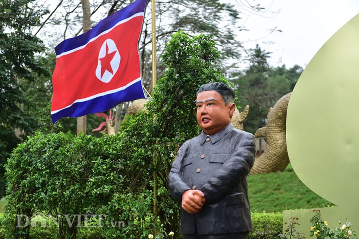 Kim and Trump statues erected at Hanoi resort - 6
