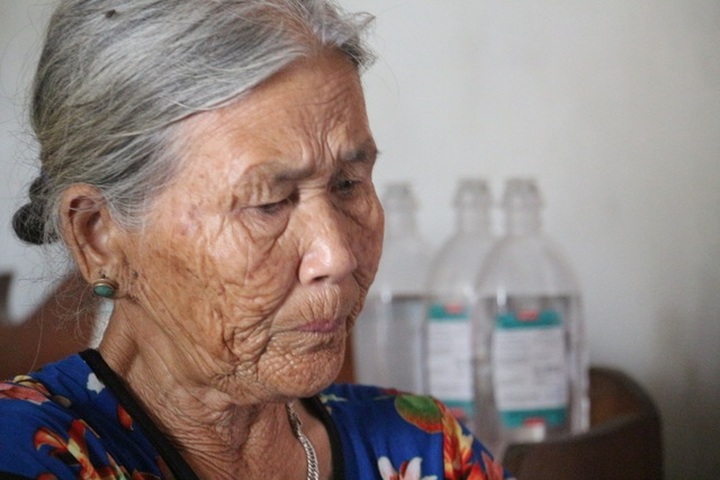 Elderly grandmother calls for help for ill grandson - 2 Elderly grandmother calls for help for ill grandson - 2