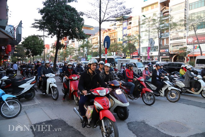 Traffic congestion chokes Hanoi ahead of Tet - 4 Traffic congestion chokes Hanoi ahead of Tet - 4
