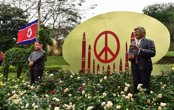 Kim and Trump statues erected at Hanoi resort - 1