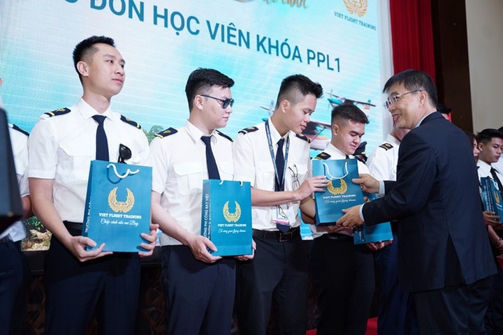 Vietnam opens first pilot training school in Kien Giang - 2 Vietnam opens first pilot training school in Kien Giang - 2