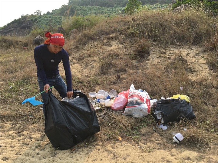 Young Danang men respond to litter challenge - 3 Young Danang men respond to litter challenge - 3