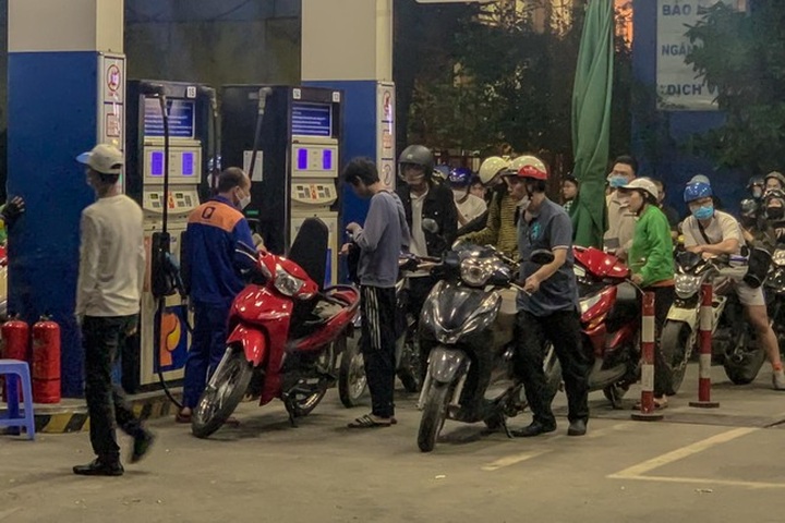 Late-night queues to buy petrol in Hanoi - 3