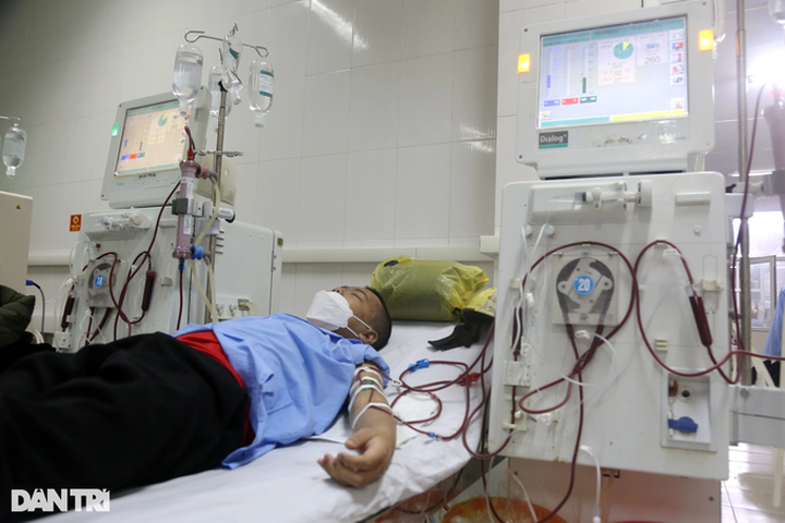 Poor Ha Tinh family receives support to treat four ill members - 3