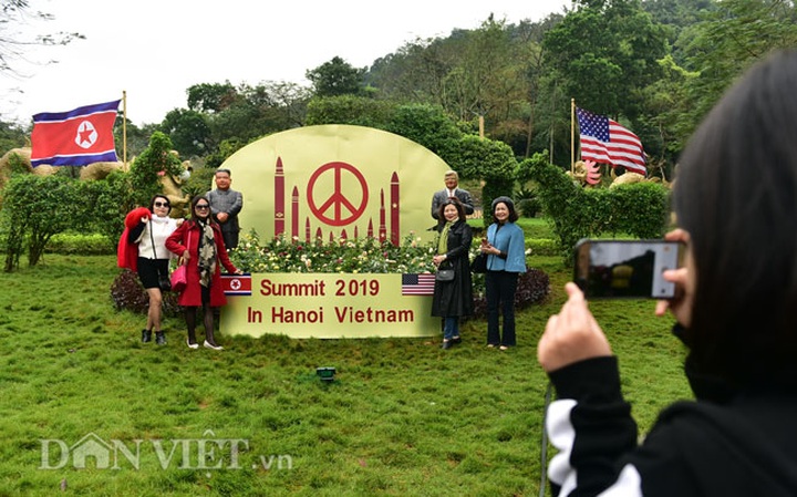 Kim and Trump statues erected at Hanoi resort - 2