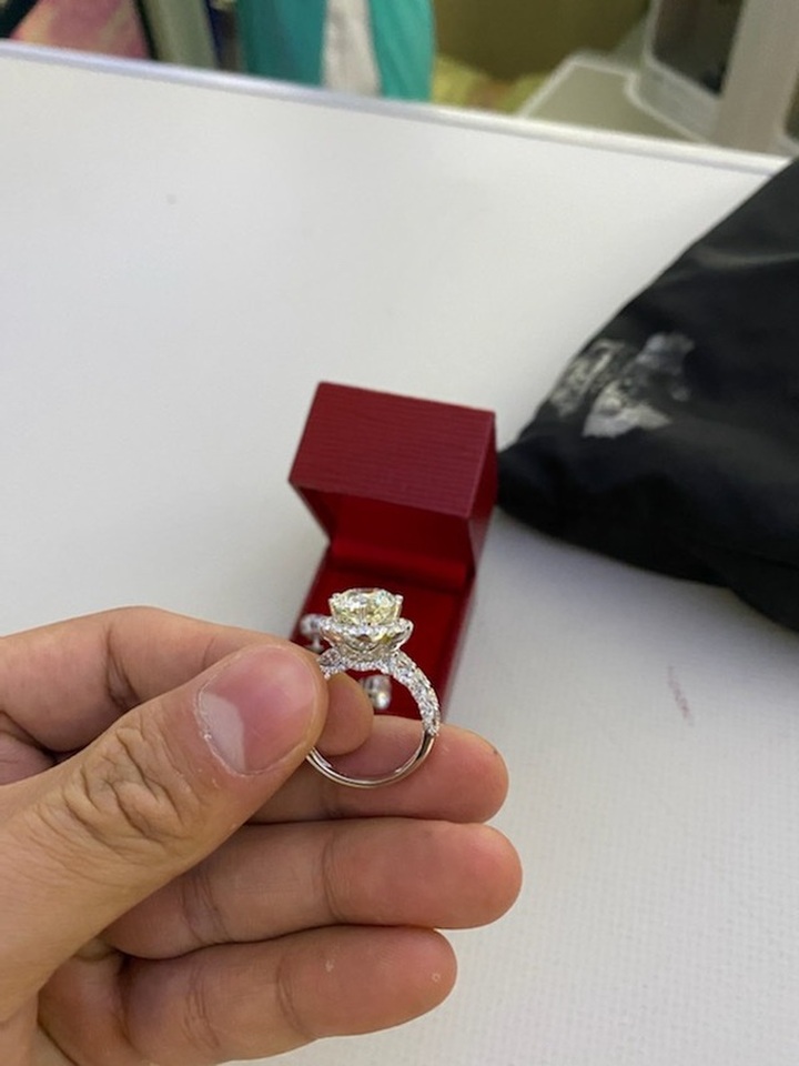 Cambodian passenger forgets valuable diamond items on flight - 2