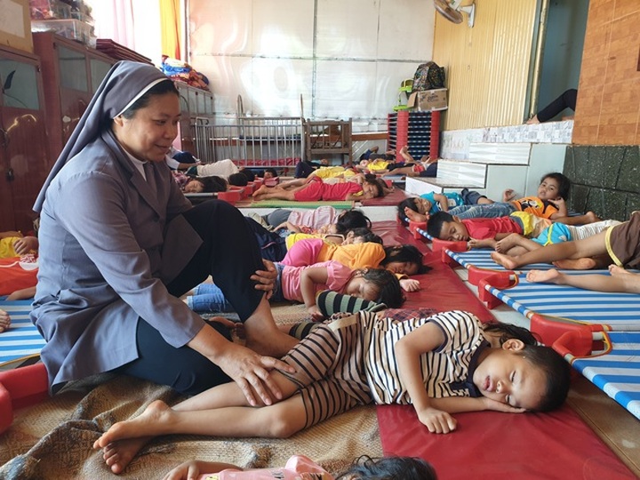 Nun takes care of hundreds of orphanage children - 1 Nun takes care of hundreds of orphanage children - 1