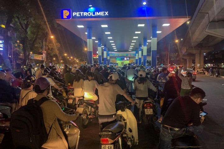 Late-night queues to buy petrol in Hanoi - 5