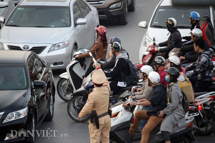 Traffic congestion chokes Hanoi ahead of Tet - 6 Traffic congestion chokes Hanoi ahead of Tet - 6