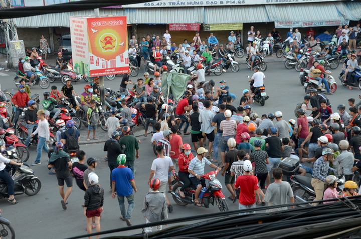 People rush to grab worship money in HCM City - 4