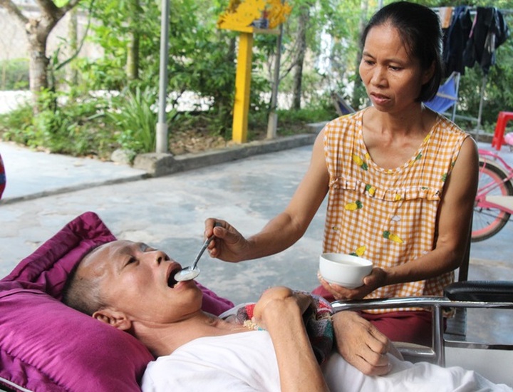 Ill wife struggles to take care of bed-bound husband and small children - 1 Ill wife struggles to take care of bed-bound husband and small children - 1