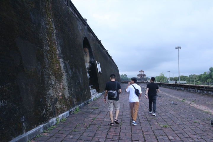 Hue Citadel rampart closed due to graffiti - 3