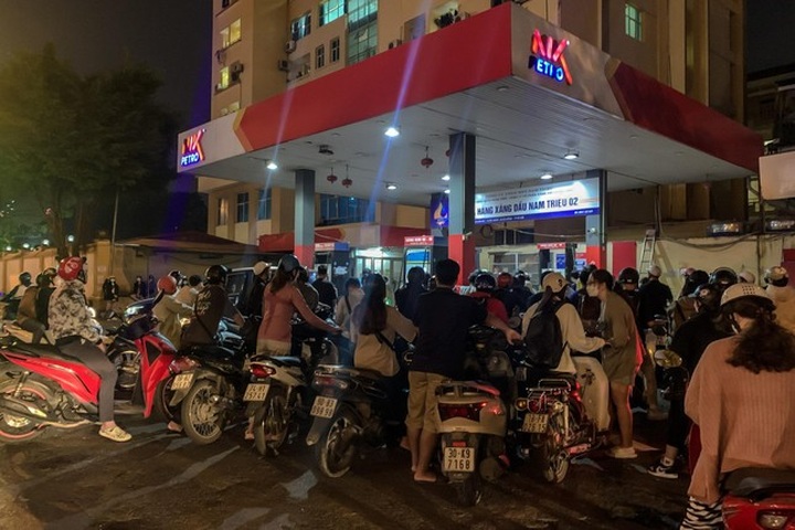 Late-night queues to buy petrol in Hanoi - 6