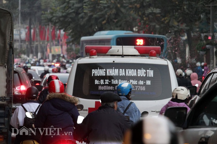 Traffic congestion chokes Hanoi ahead of Tet - 8 Traffic congestion chokes Hanoi ahead of Tet - 8