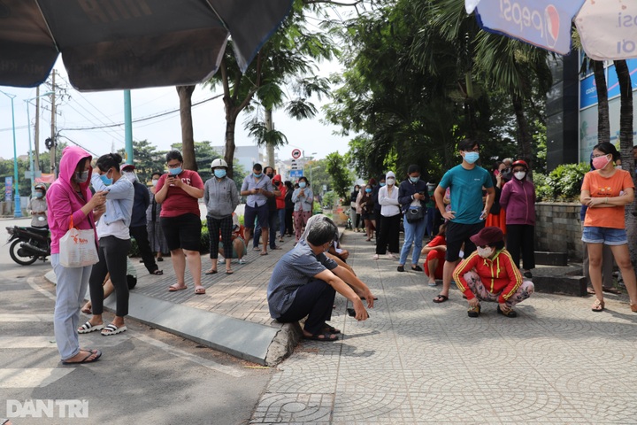 People rush to buy food and medicines in HCM City - 1