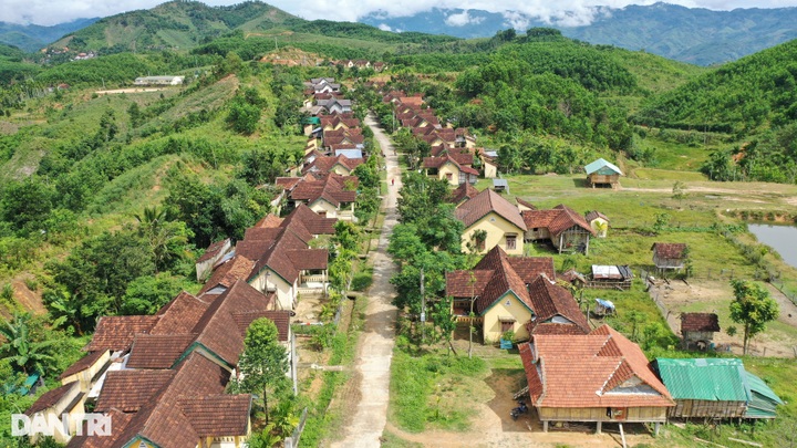 Ca Dong people abandon new resettlement area homes - 7