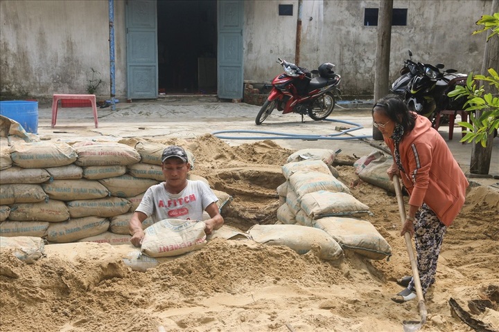 People in Quang Nam make cellars to avoid Storm Molave - 3
