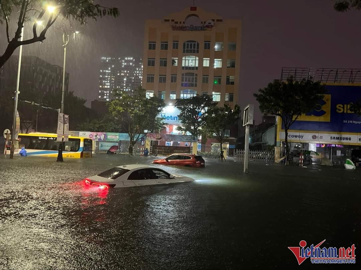 Danang flooding leaves hundreds of cars stalled - 12 Danang flooding leaves hundreds of cars stalled - 12
