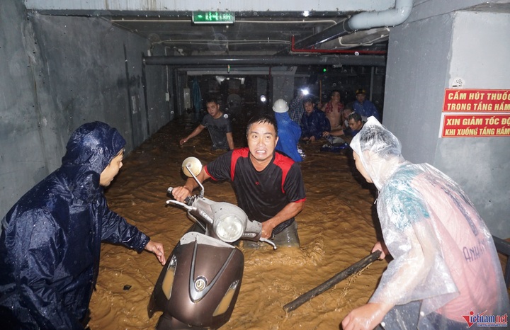 Danang flooding leaves hundreds of cars stalled - 13 Danang flooding leaves hundreds of cars stalled - 13
