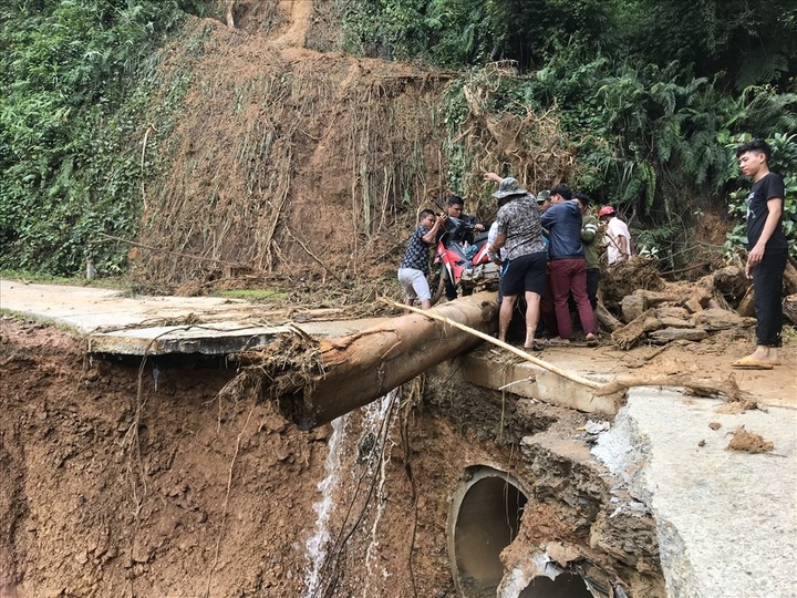 Hundreds of households in Quang Nam isolated due do landslides - 4 Hundreds of households in Quang Nam isolated due do landslides - 4