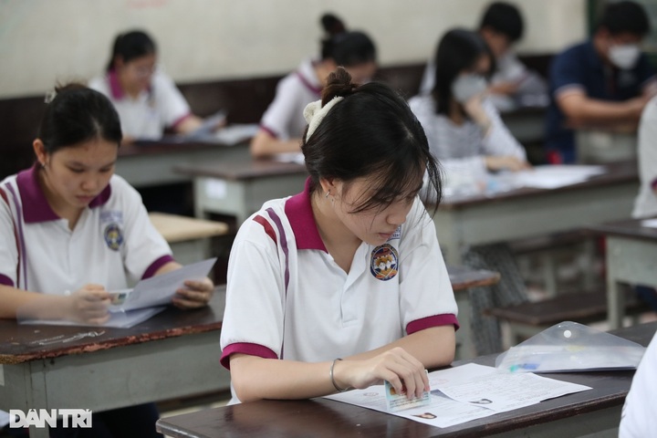 Over one million students sit High School graduation exams - 1