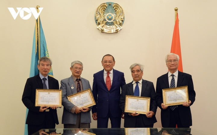 Vietnamese translators honoured for boosting cultural ties with Kazakhstan - 1