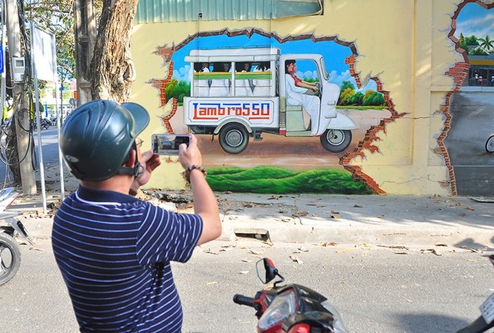 Mural project brightens Can Tho street - 1 Mural project brightens Can Tho street - 1