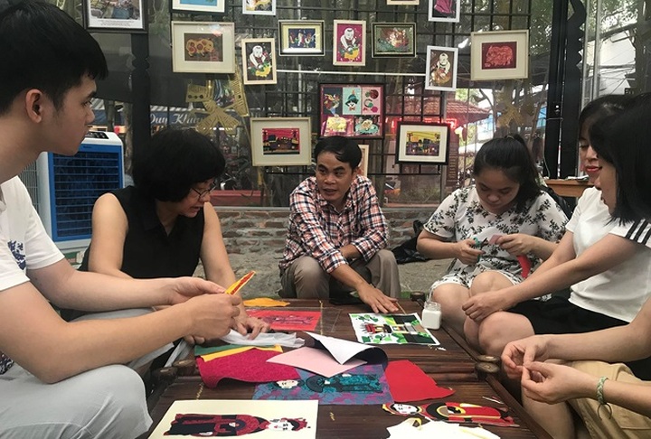 Folk paintings revived through discarded cloth - 1 Folk paintings revived through discarded cloth - 1