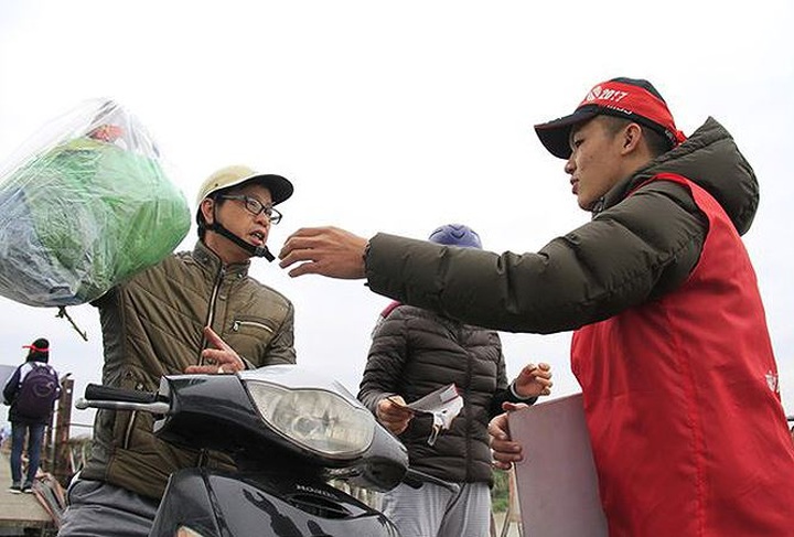 Young people help rivers clean on Kitchen Gods' Day - 1 Young people help rivers clean on Kitchen Gods' Day - 1