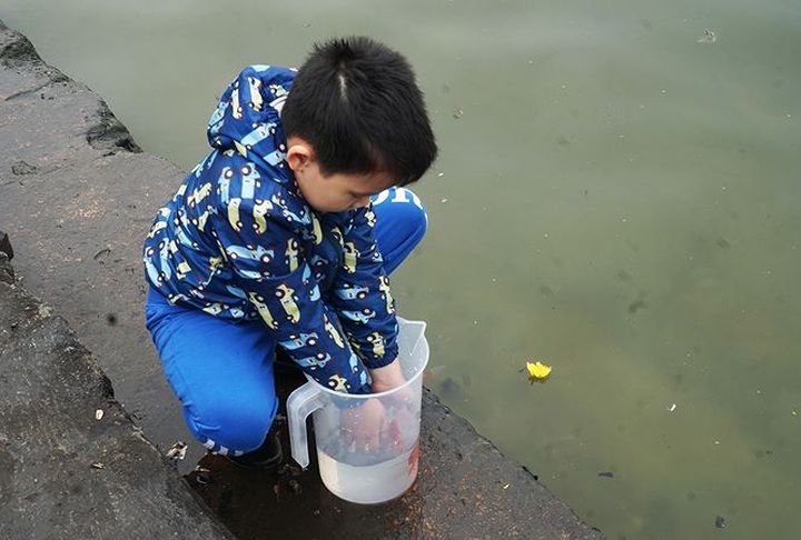 Young people help rivers clean on Kitchen Gods' Day - 3 Young people help rivers clean on Kitchen Gods' Day - 3
