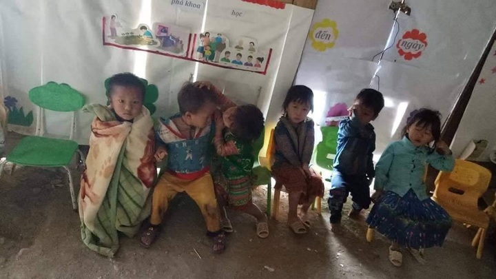 Teacher honoured for great efforts in remote areas - 1