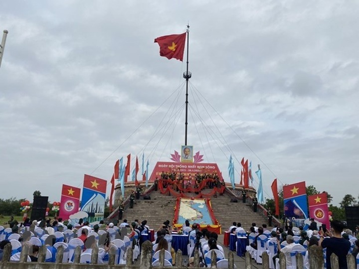 Quang Tri: Flag-raising ceremony held to mark Reunification Day - 1